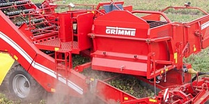 Старый картофелеуборочный комбайн Grimme для поиска мячей для гольфа